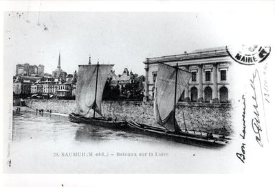 Postkort som viser lektere på Loire ved Saumur, Frankrike, før 1914 (s/hv-bilde) av French School