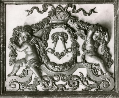 Putti flankerer den innledende L på døren til Salon des Gardes de la Reine (stuccoarbeid) av French School