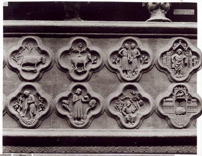 Quatrefoils med stjernetegnene, Årets arbeid og profetene Sophonie og Ezekiel, fra katedralen Notre-Dame i Amiens (gipsstøpt av stein) av French School