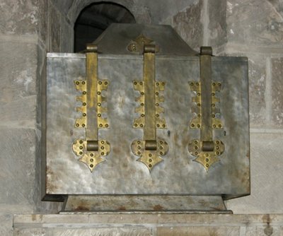 Relikvieskrin som inneholder relikviene til St. Benoit, plassert i krypten i 1108 (metall) av French School
