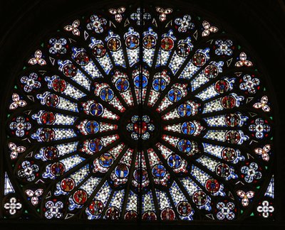 Rosevindu som viser Kristus omgitt av de tolv apostlene og evangelistsymbolene av French School