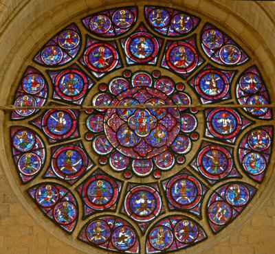 Rosevindu som viser Jomfru Maria omgitt av de tolv apostlene og de tjuefire eldste av apokalypsen (farget glass) av French School