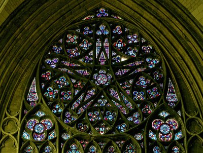 Rosevindu med glass fra det nittende århundre etter middelaldersk design av French School