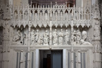 Scener av koret til katedralen i Chartres av French School