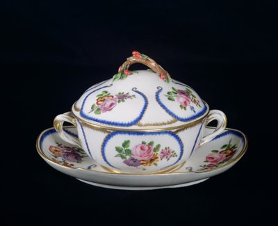 Sevres skål og tallerken, 1764 (porselen) av French School