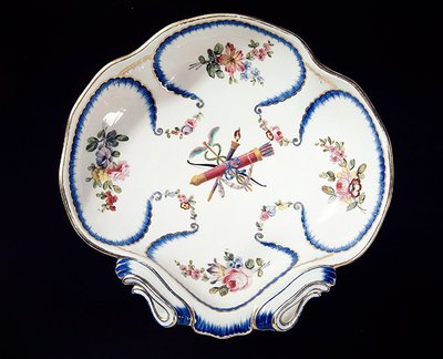 Sevres tallerken dekorert med bue og piler, 1762 (fajanse) av French School