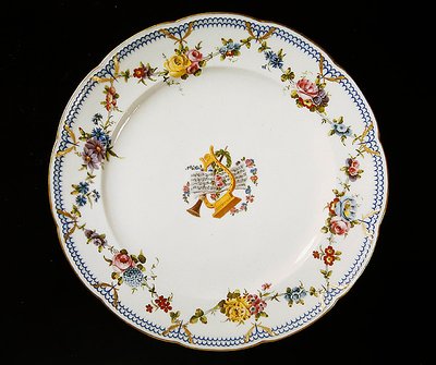 Sevres tallerken dekorert med noteark, 1764 (fajanse) av French School