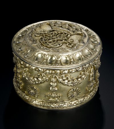 Sølvforgylt sirkulær boks med deksel fra toaletttjenesten Lennoxlove, eid av Frances Teresa Stewart, hertuginne av Richmond og Lennox: French, Paris, analysert mellom april og september 1672 av French School
