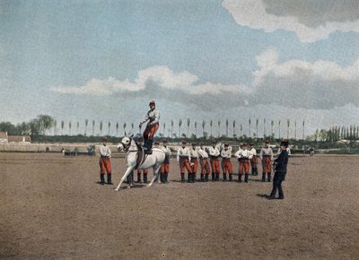 Spesial militærskole i Saint-Cyr (Saint Cyr), intern tjeneste: Aerobatic. Rytterne av seksjonen trener alle kunstflyvningsøvelser for å gjøre dem veldig fleksible til de hopper, med våpnene, på en hesteflokk, galopperende. I "" Album militaire: sc av French School