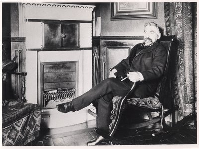 Stephane Mallarme (1842-98) sittende ved peisen hjemme hos ham på Rue de Rome, Paris av French School