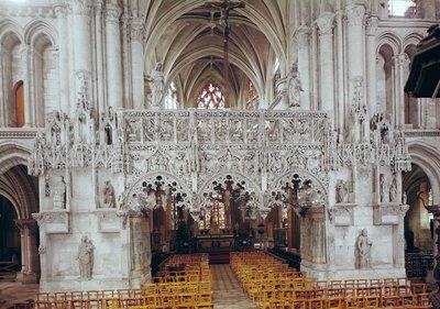 Skibet og interiøret til Eglise Sainte-Madeleine, som viser skjermen dekorert i flamboyant gotisk stil av Jean Gailde mellom 1508-17 av French School