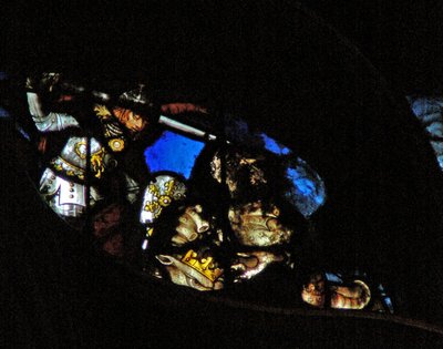 Enken fra vestrosen som skildrer en scene fra Åpenbaringsboken: Krig i himmelen; St Michael erobrer dragen (12:7 8). av French School