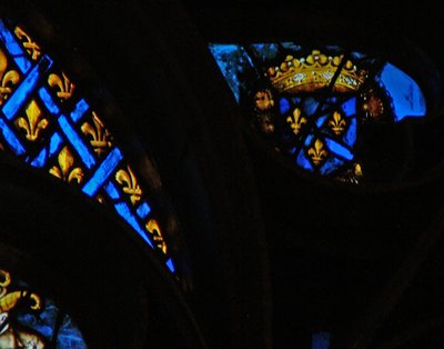 Vestrosevinduet som viser en scene fra Book of A Fleur de Lys og krone av French School