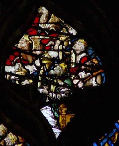 Det vestlige rosevinduet som viser en scene fra Åpenbaringsboken: Flere eldste, St. Lukas-oksen og St. Johannes-ørnen (5:5). av French School