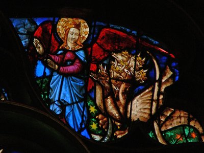 Vestrosevinduet som viser en scene fra Åpenbaringsboken: dragen forfølger mannens mor; men hun har vinger som hun kan fly ut i ødemarken med (12:13 14). av French School