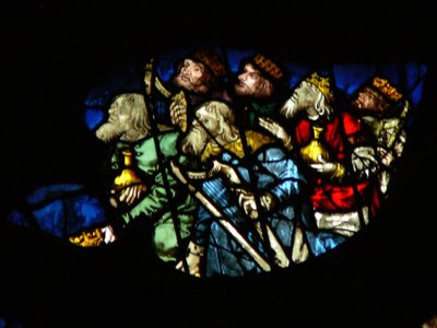 Det vestlige rosevinduet som viser en scene fra Åpenbaringsboken: eldste, med harper og parfymebeholdere, kaster seg ned (5:8 10). av French School