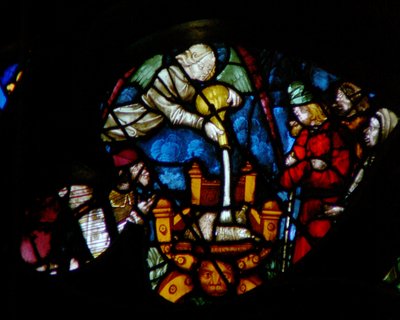 Vestrosevinduet som viser en scene fra Åpenbaringsboken: femte hetteglass helles på setet til udyret - en fauteuil Dagobert hans undersåtter gnager tungene sine for smerte (16:10) (farget g av French School