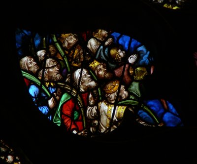 Vestrosevinduet som viser en scene fra Åpenbaringsboken: folkemengde foran Guds trone, i hvite kapper som bærer palmer (7:9 12). (hvite kapper er noe farget her!) (farget glass av French School