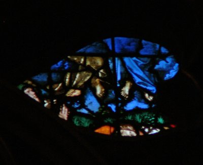Vestrosevinduet som viser en scene fra Åpenbaringsboken: vitnene oppstandelse og deres himmelfart (inn i de blå skyene) mens de som ser på er forbløffet (11:11 13). (farget glass av French School