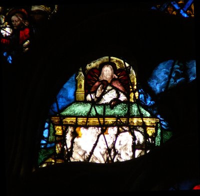Det vestlige rosevinduet viser en scene fra Åpenbaringsboken: martyrenes sjeler under Kristi alter (6:9 10). av French School
