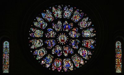 Det vestlige rosevinduet med fragmentariske femtende og sekstende paneler som for det meste viser helgener (rosevindu - internt) av French School