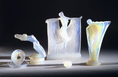 Tre opaliserende glassobjekter av Lalique, av French School