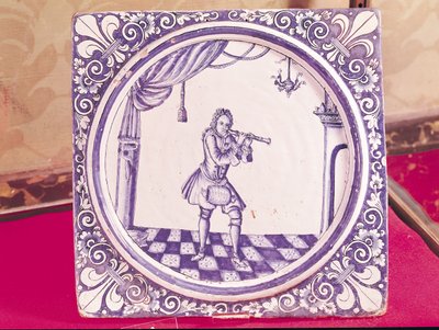 Flis som viser en klarinettist, 1706 (fajanse) av French School