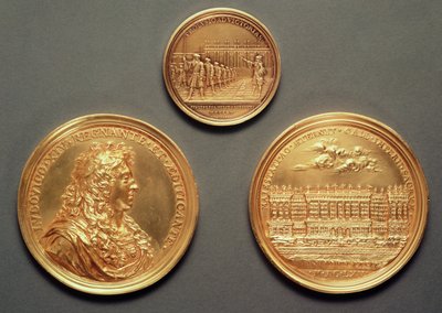 Øverst: Recto = Les Revues, 1680 av Thomas Bernard; Nederst: verso = Profil av Louis XIV, recto = La Colonnade of the Louvre, Bernini-prosjekt av Jean Warin III (1604-72) (gull) av French School