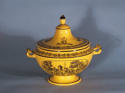 Terrin med sort trykkdesign, ca. 1820 (fajanse) av French School