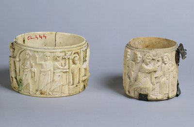 To pyx med relieffer som viser oppstandelsen til Lasarus og Kristus som helbreder en mann født blind, 600-700-tallet av French School