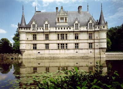 Utsikt over Chateau dAzay-le-Rideau, bygget for Gilles Berthelot, 1518-27 av French School