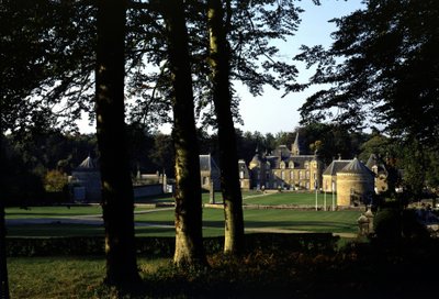 Utsikt over Château de la Bourbansais, startet i 1583, det ble omarbeidet på 1600-tallet. Pleugueneuc. Ille og Villaine (35). av French School