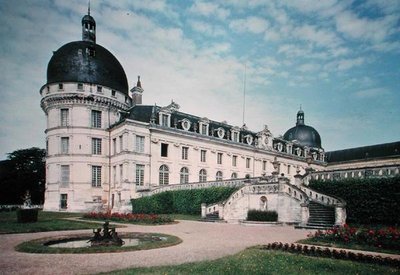 Utsikt over den nordøstlige fasaden og trappen med dobbel retur, bygning påbegynt i 1540 av French School