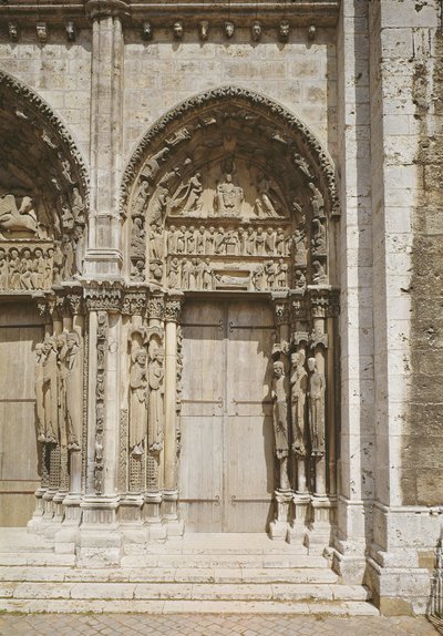 Utsikt over sørdøren til den kongelige portal, ca. 1145-50 av French School