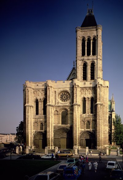 Utsikt over vestfasaden, påbegynt ca. 1135 av French School
