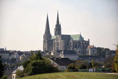 Utsikt over katedralen i chartres med byen av French School
