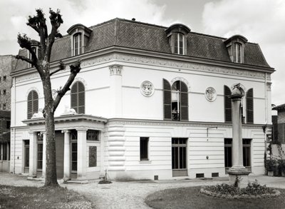 Utsikt over fasaden til Bibliotheque Marmottan fra hagen, bygget 1880-1921 av French School