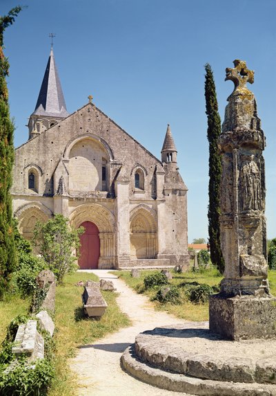 Utsikt over fasaden til St. Pierre-kirken, 1150-75 av French School