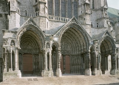 Utsikt over de tre portalene til det nordlige transeptet av French School