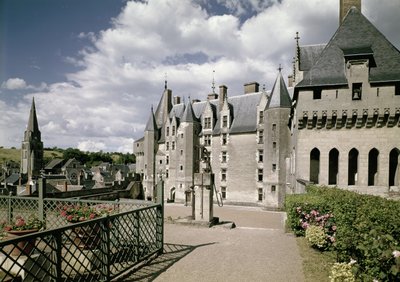 Utsikt over vestfasaden til det restaurerte slottet bygget for Jean Bourre, minister for Louis XI av Frankrike, ca. 1465 (se også 87684-85) av French School