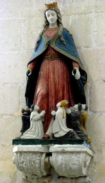 Virgin Protecting the Clergye (polykrom stein) av French School