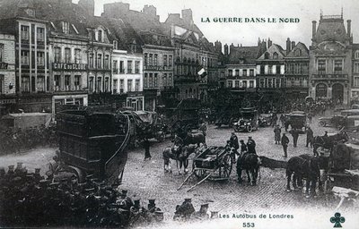 War in the North: London-busser fra British Expeditionary Force på hovedtorget ved Bethune i 1915 (photolitho) av French School