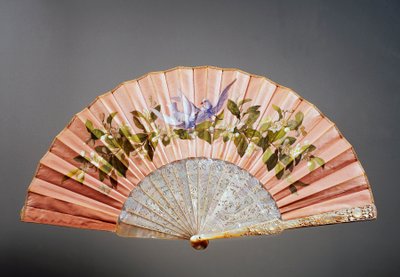 Bryllupshåndvifte avbildet duer på gren, tempera på silke og perlemor laget av Felix Alexandre, Paris av French School