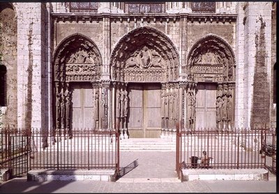 Vestfasade med de tre dørene til den kongelige portalen som viser (V til R) Himmelfarten, Kristus i Majestet med symbolene til evangelistene og apostlene og Madonnaen og barnet på tronen, ca.114 av French School
