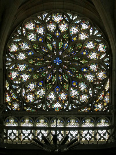 Window S-rose som viser det sørlige rosevinduet, bygget i tidlig C16, inneholder mye av det originale dekorative glasset, selv om det ble mye restaurert i 1865 (.) av French School
