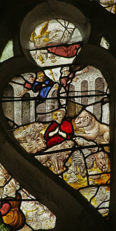Vindu som viser Daniel i løvenes hule (farget glass) av French School
