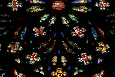 Vindu som viser en detalj fra det vestlige rosevinduet; våpenskjoldene inkluderer Montmorency-Laval, Bertrand Duguesclin og Oliver de Clisson av French School