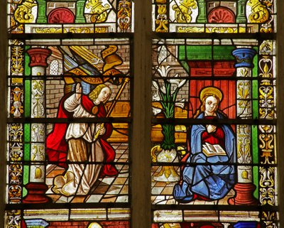 Vindu som viser kunngjøringen (farget glass) av French School