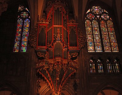 Vindu som viser nordsiden av skipet med orgel og kirkevinduer av French School