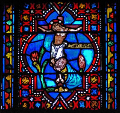 Vindu n1-L som viser en scene fra livet til Maria Magdalena - helgenen ved foten av korset av French School